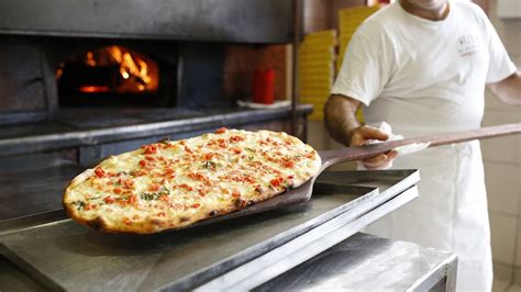 Vico Equense: the home of the Pizza a Metro tradition